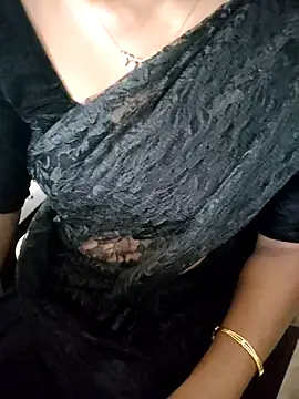 Snapshot of Tamilmallu-duskygirl03 chatting on 11.17.25 Tamilmallu-duskygirl03 online show from 11.17.25