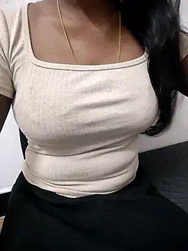 Snapshot of Tamilmallu-duskygirl03 chatting on 11.19.25 Tamilmallu-duskygirl03 online show from 11.19.25