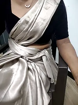 Snapshot of Tamilmallu-duskygirl03 chatting on 11.20.25 Tamilmallu-duskygirl03 online show from 11.20.25