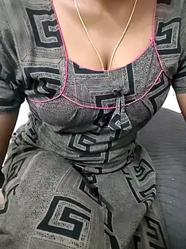 Snapshot of Tamilmallu-duskygirl03 chatting on 11.21.25 Tamilmallu-duskygirl03 online show from 11.21.25