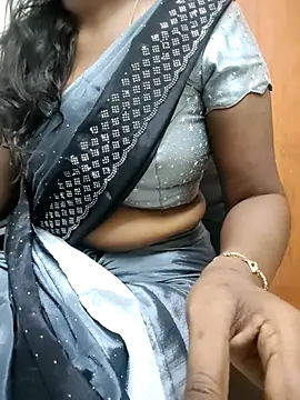 Snapshot of Tamilmallu-duskygirl03 chatting on 12.04.25 Tamilmallu-duskygirl03 online show from 12.04.25