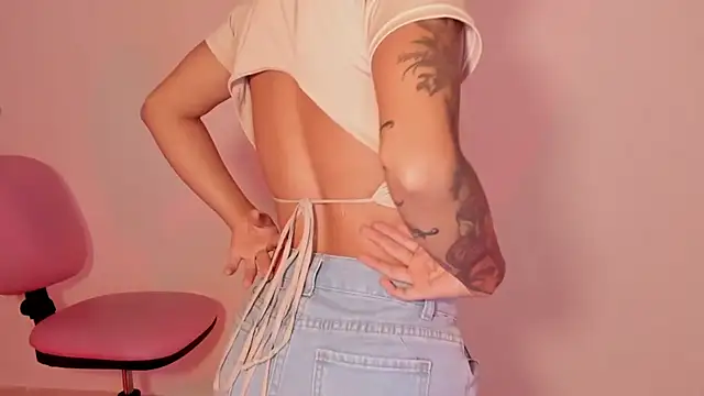 Snapshot of Ashleyroys_111 chatting on 10.16.25 Ashleyroys 111 online show from 10.16.25