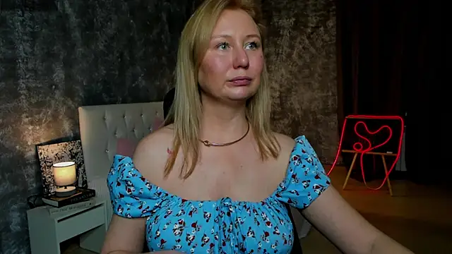 Snapshot of scent__of_woman chatting on 10.21.25 scent of woman online show from 10.21.25