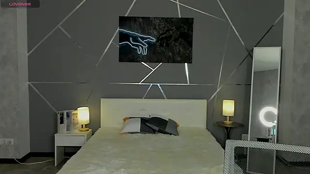 Snapshot of scent__of_woman chatting on 10.22.25 scent of woman online show from 10.22.25