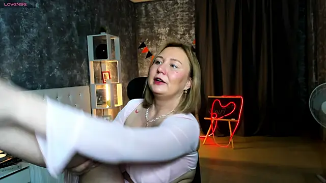 Snapshot of scent__of_woman chatting on 11.11.25 scent of woman online show from 11.11.25