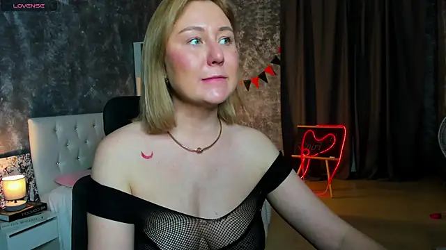 Snapshot of scent__of_woman chatting on 11.12.25 scent of woman online show from 11.12.25