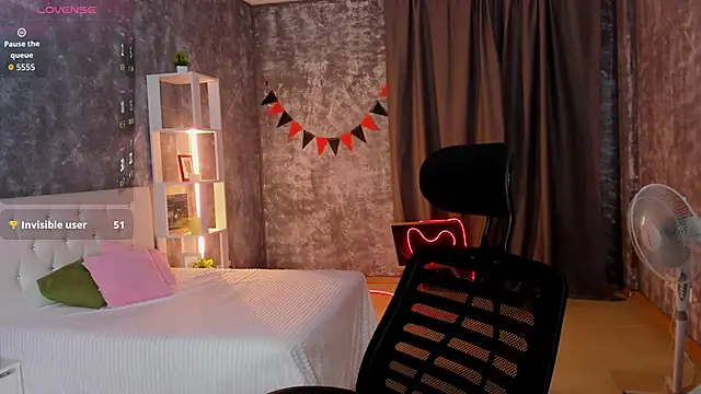 Snapshot of scent__of_woman chatting on 12.02.25 scent of woman online show from 12.02.25