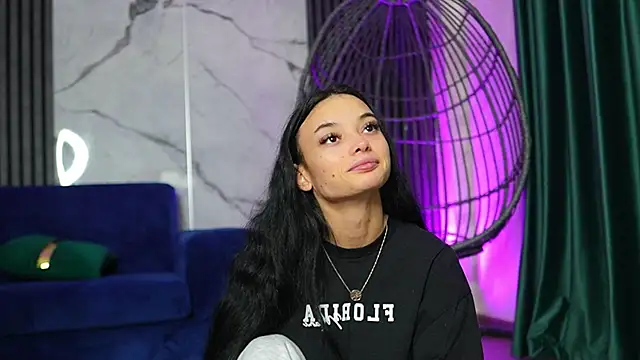 RachelRavee online show from 11.03.25