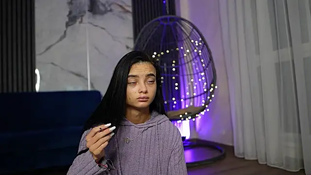 RachelRavee online show from 12.05.25