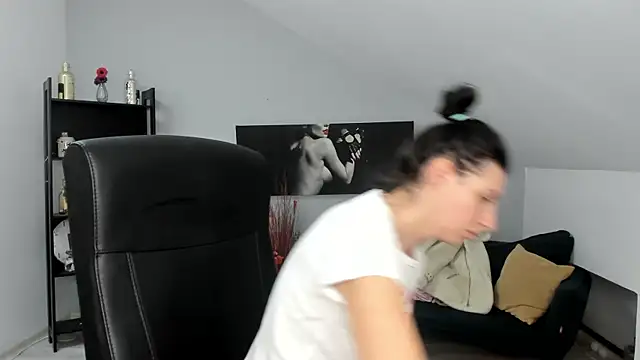 BettyJamess online show from 11.24.25