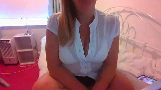 Snapshot of BbwGreenEyes69_ chatting on 10.09.25 BbwGreenEyes69 online show from 10.09.25