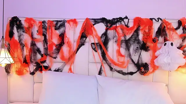 Snapshot of EmmaHolter chatting on 10.20.25 EmmaHolter online show from 10.20.25