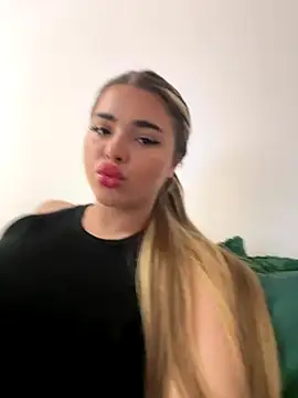 LolaAmore online show from 12.03.25