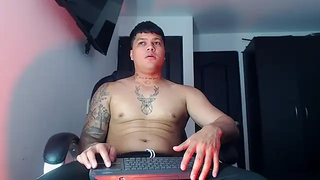 Snapshot of Boyhot_00 chatting on 10.13.25 Boyhot 00 online show from 10.13.25