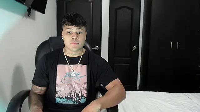 Snapshot of Boyhot_00 chatting on 10.17.25 Boyhot 00 online show from 10.17.25