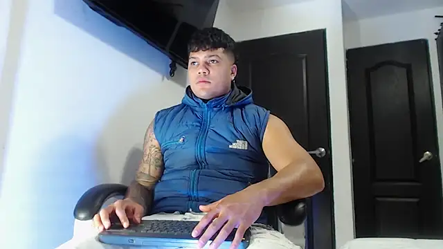 Snapshot of Boyhot_00 chatting on 10.19.25 Boyhot 00 online show from 10.19.25