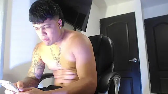 Snapshot of Boyhot_00 chatting on 10.24.25 Boyhot 00 online show from 10.24.25