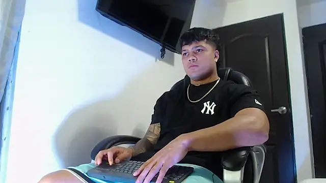 Snapshot of Boyhot_00 chatting on 10.26.25 Boyhot 00 online show from 10.26.25