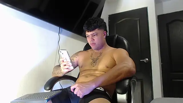 Snapshot of Boyhot_00 chatting on 10.29.25 Boyhot 00 online show from 10.29.25