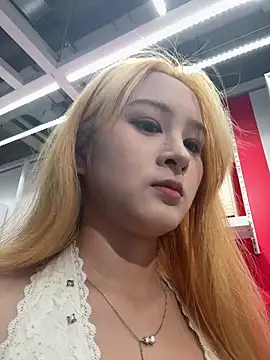 Snapshot of yuki_july chatting on 10.15.25 yuki july online show from 10.15.25