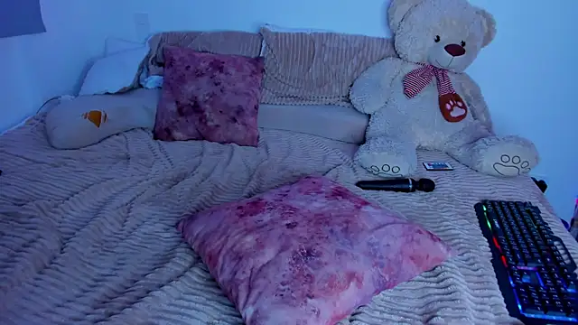 Snapshot of majo_gallego chatting on 11.18.25 majo gallego online show from 11.18.25