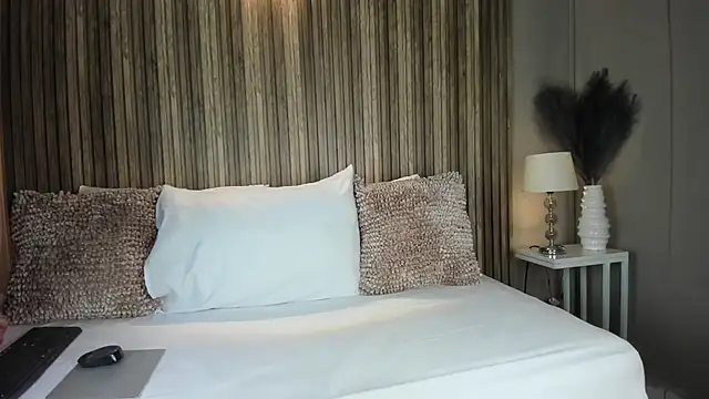 VanneCamiel online show from 10.31.25