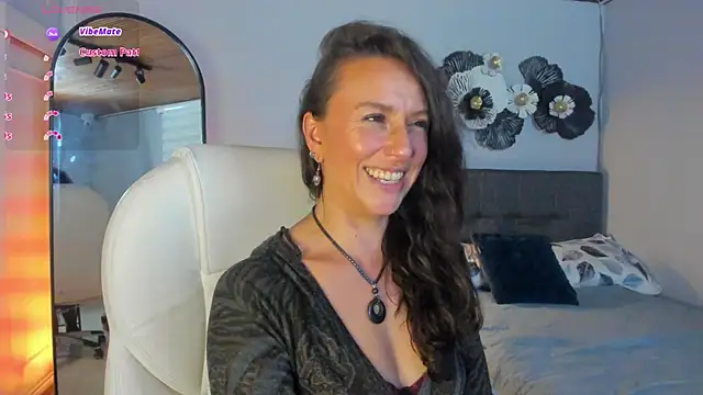 Snapshot of indigo_wild_ chatting on 11.08.25 indigo wild online show from 11.08.25