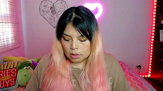 Snapshot of EllieMoonX chatting on 02.04.26 EllieMoonX online show from 02.04.26