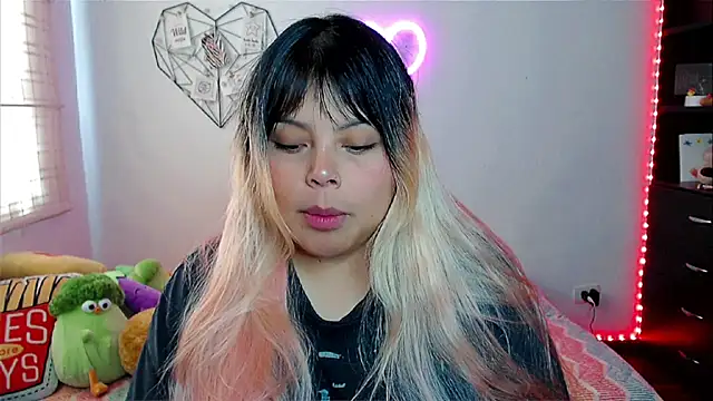 Snapshot of EllieMoonX chatting on 02.13.26 EllieMoonX online show from 02.13.26