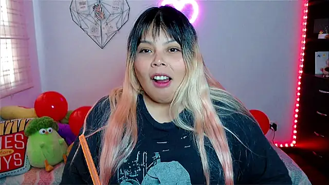 Snapshot of EllieMoonX chatting on 02.14.26 EllieMoonX online show from 02.14.26