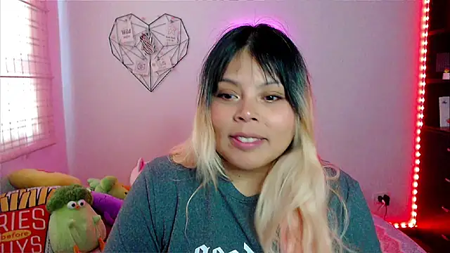 Snapshot of EllieMoonX chatting on 02.18.26 EllieMoonX online show from 02.18.26