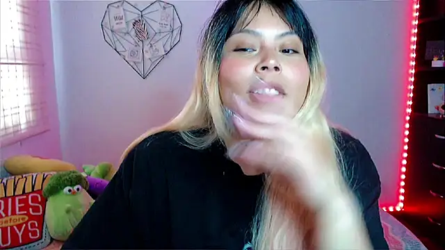 Snapshot of EllieMoonX chatting on 02.27.26 EllieMoonX online show from 02.27.26