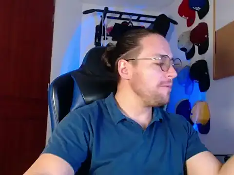 Snapshot of kurt_xx chatting on 11.10.25 kurt xx online show from 11.10.25