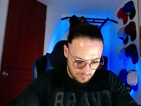 Snapshot of kurt_xx chatting on 11.18.25 kurt xx online show from 11.18.25