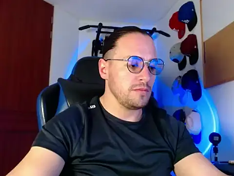 Snapshot of kurt_xx chatting on 11.24.25 kurt xx online show from 11.24.25