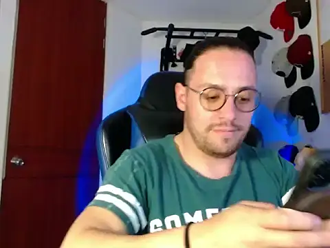 Snapshot of kurt_xx chatting on 11.28.25 kurt xx online show from 11.28.25