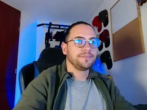 Snapshot of kurt_xx chatting on 12.04.25 kurt xx online show from 12.04.25