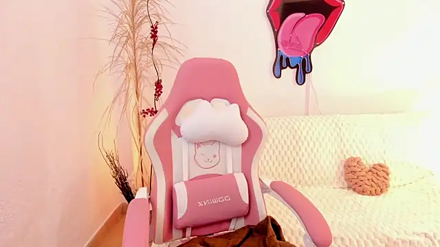 Snapshot of EmmaMyers1 chatting on 10.24.25 EmmaMyers1 online show from 10.24.25