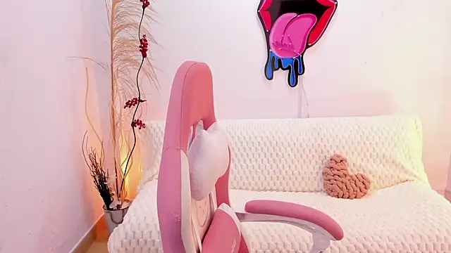 Snapshot of EmmaMyers1 chatting on 11.05.25 EmmaMyers1 online show from 11.05.25