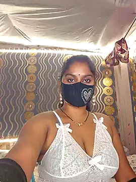 Snapshot of Sweet-Maddlina chatting on 11.04.25 Sweet-Maddlina online show from 11.04.25