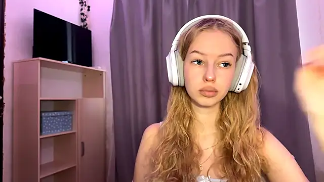 LunaCrave online show from 10.16.25