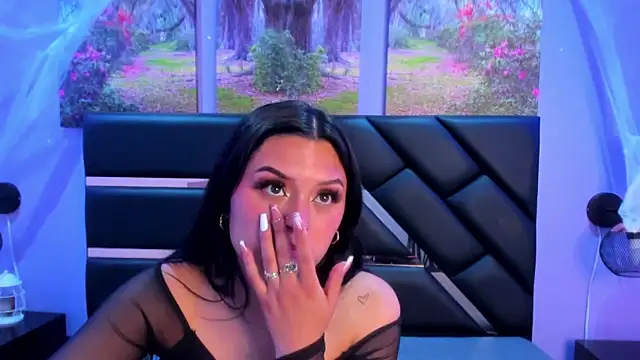 Snapshot of GAbrielaBotero chatting on 11.10.25 GAbrielaBotero online show from 11.10.25