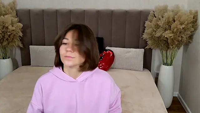 Snapshot of EdenSolis chatting on 10.28.25 EdenSolis online show from 10.28.25