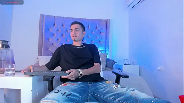 Ethan Boy  online show from 10.17.25