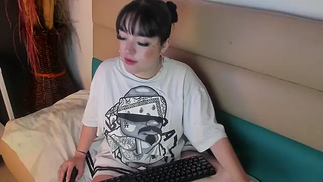 Snapshot of bubble__angel__ chatting on 12.04.25 bubble angel online show from 12.04.25