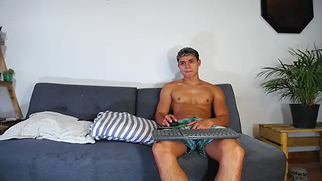 Snapshot of mirallesandbig chatting on 10.18.25 mirallesandbig online show from 10.18.25