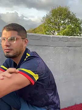 Snapshot of mirallesandbig chatting on 10.20.25 mirallesandbig online show from 10.20.25