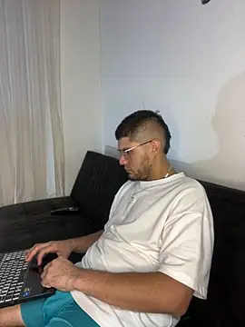 Snapshot of mirallesandbig chatting on 10.25.25 mirallesandbig online show from 10.25.25