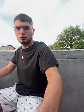 Snapshot of mirallesandbig chatting on 11.05.25 mirallesandbig online show from 11.05.25