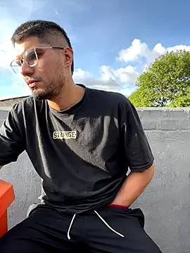 Snapshot of mirallesandbig chatting on 11.10.25 mirallesandbig online show from 11.10.25